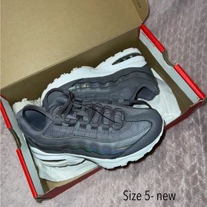 Girls Nike Shoes Air Max ‘95 Le size 5